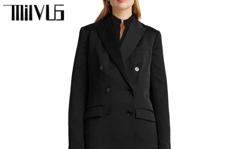 Áo khoác blazer kết hợp cùng áo sơ mi đen vô cùng thời thượng