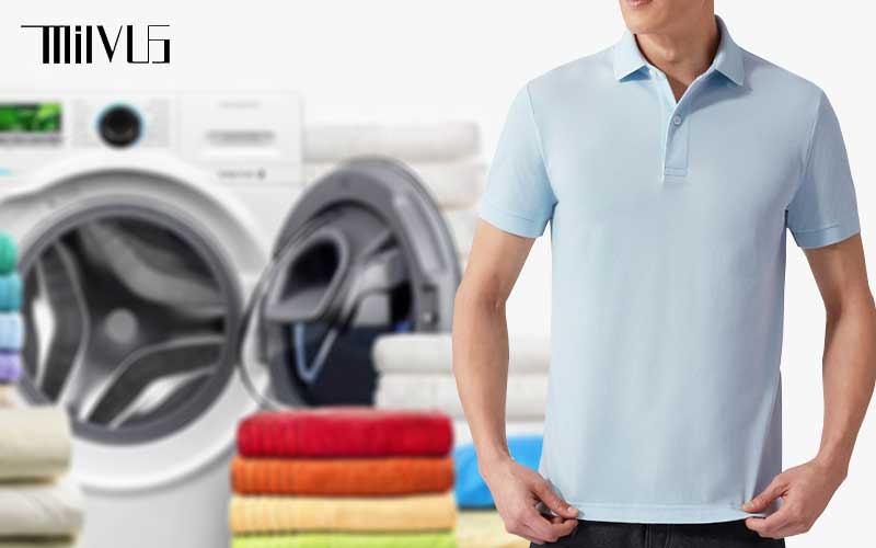 Nên giặt áo polo màu xanh với nước giặt chuyên dụng để đảm bảo độ bền
