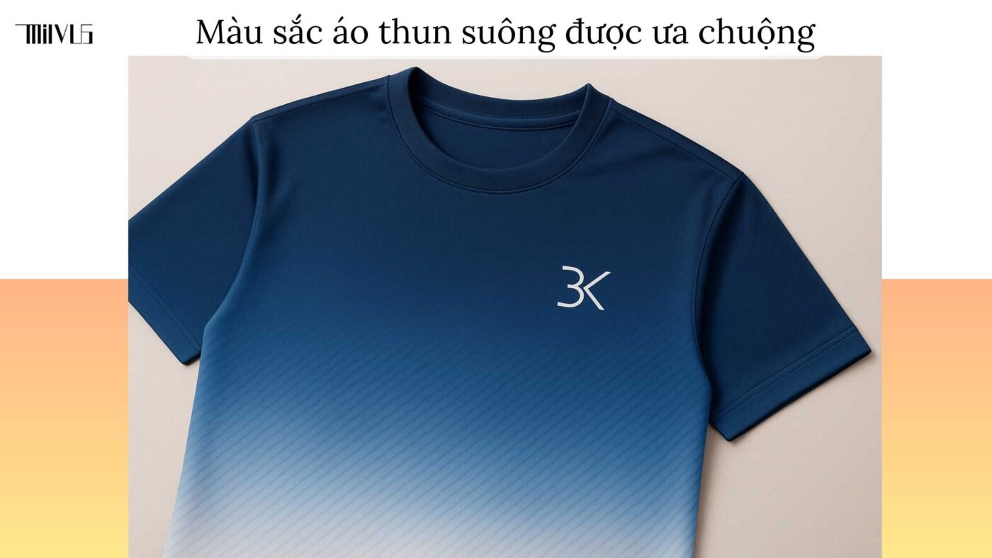 Áo thun thể thao suông xanh đậm phối trắng, thiết kế trung tính, màu sắc đơn giản nhưng hiện đại, dễ phối với nhiều trang phục.