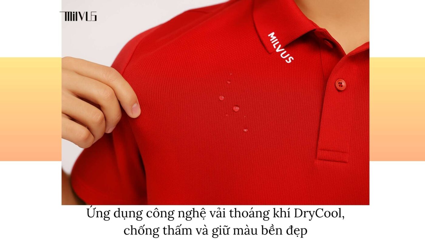 Quần áo pickleball màu đỏ nổi bật trên sân